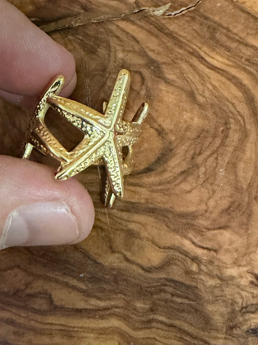 Anillo acero forma de estrella de mar